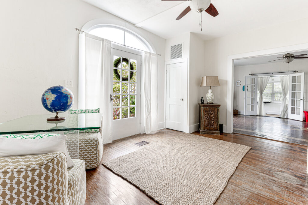 223 Crawford Rd entry foyer